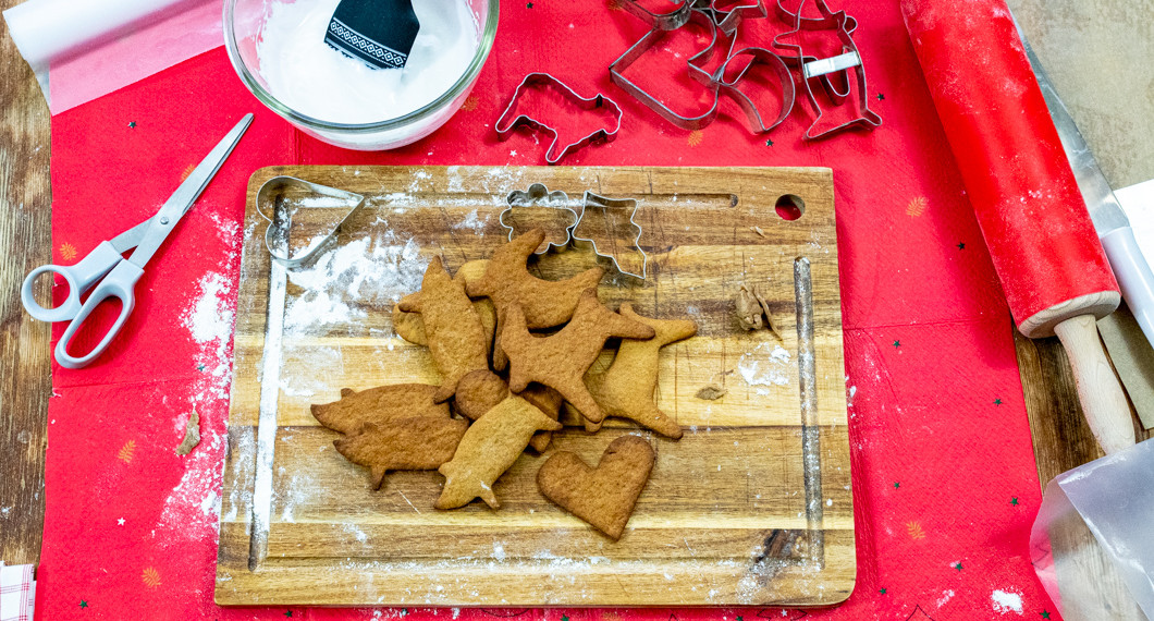 Nygräddade, knapriga och kryddiga veganpepparkakor på skärbräda