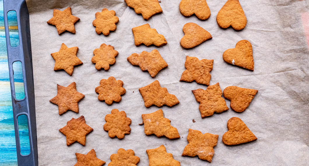 Veganska pepparkakor bakas ut som vanliga pepparkakor till de figurer du vill. 