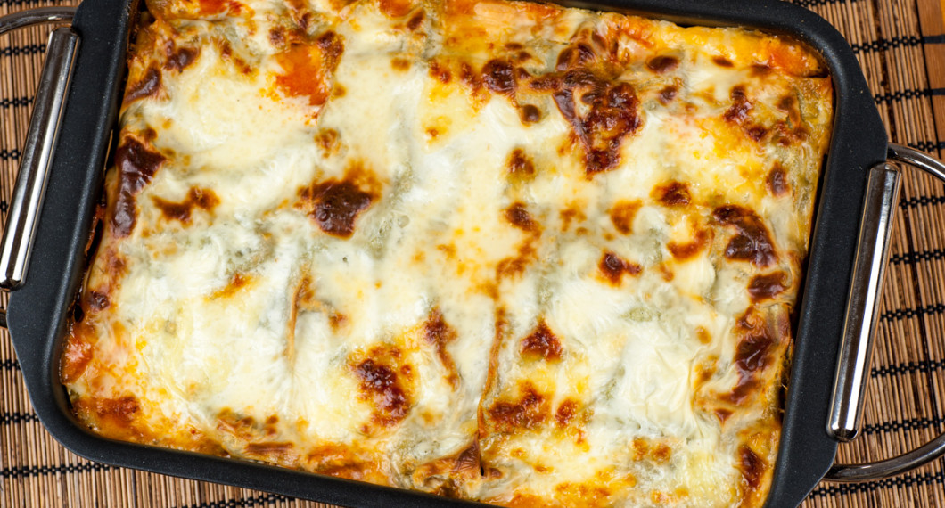 Vegetarisk lasagne med aubergine, mozzarella, tomatsås samt bechamelsås toppat med god mozzarellaost.