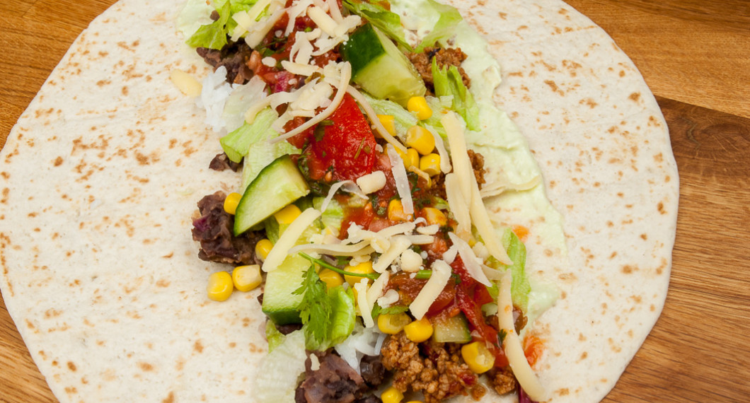 Ett förslag är att fylla bröden först med guacamole, sedan svarta bönor, quornfärs, tomatsalsa, grönsaker och jalapenos. 