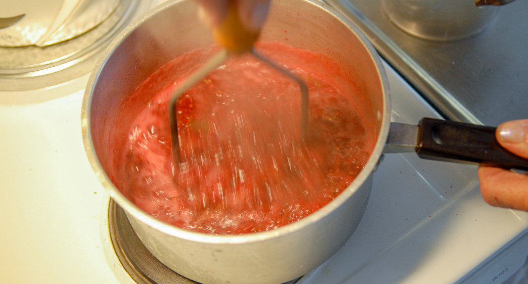 Vinbären kokas sönder och mosas till saft