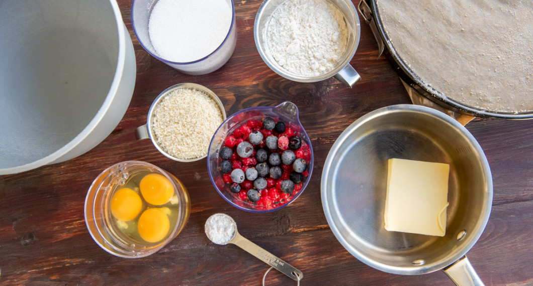 Ingredienser till vinbärskakan: ägg, mandelmjöl, socker, vetemjöl, frysta eller färska vinbär, smör, bakpulver, vaniljsocker och salt. 