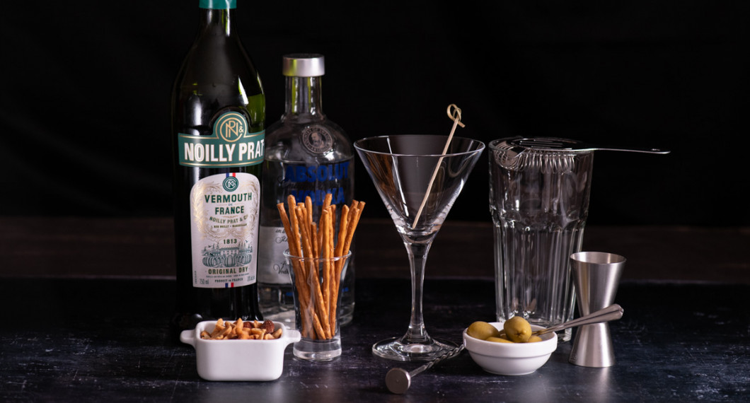 Till drinken behöver du torr vermouth och vodka. Vidare martiniglas, rörglas, sil, cl-mått och oliver. 