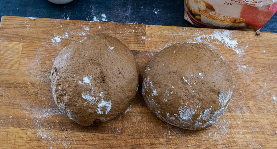 Dela förslagsvis degen i två runda bröd. Eller till avlånga limpor, lägg i brödformar eller forma till vörtbullar/vörtfrallor. 