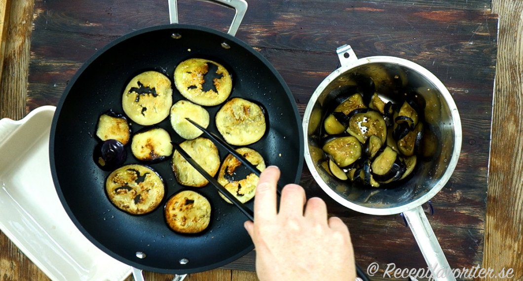 Bryn skivorna med aubergine i en stekpanna med lite smör och olivolja. 