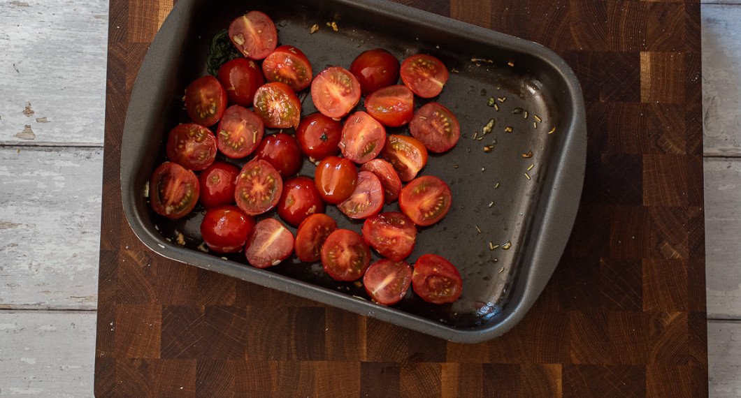 Halverade cocktailtomater blandas med olivolja, vitlök, chiliflakes och färsk basilika samt tillagas sedan i ugnen. 