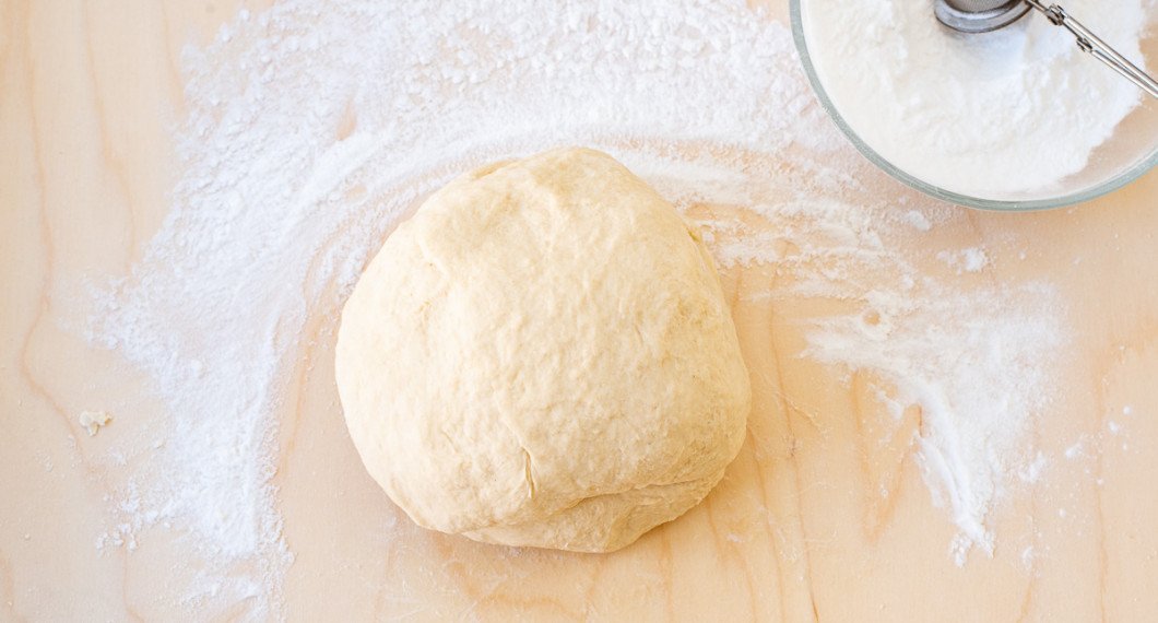 Degen knådas 5-10 minuter tills den är smidig. Mjöla bakbordet först med vetemjöl och sedan mot slutet med potatismjöl. 
