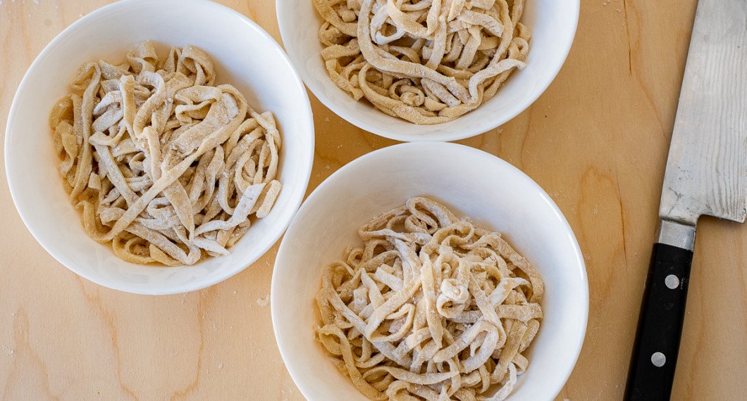Jag gjorde egna äggnudlar men det går bra med köpta japanska ramen eller sobanudlar. 