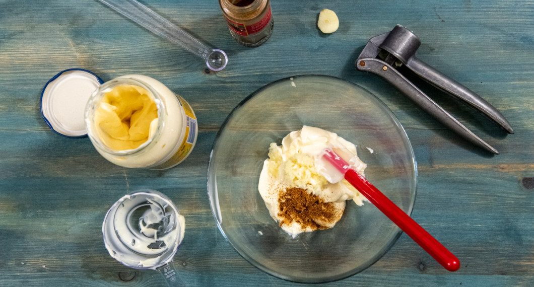 Blanda färdig majonnäs med pressad vitlök, salt och cayennepeppar. 