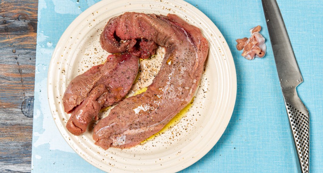 Älgfilén vänds i olivolja, nymalen svartpeppar och lite salt innan den bryns. 