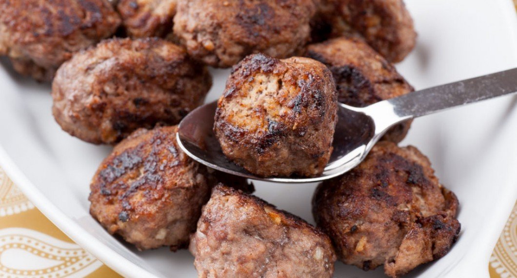 Älgköttbullar är som vanliga köttbullar men med älgfärs. 