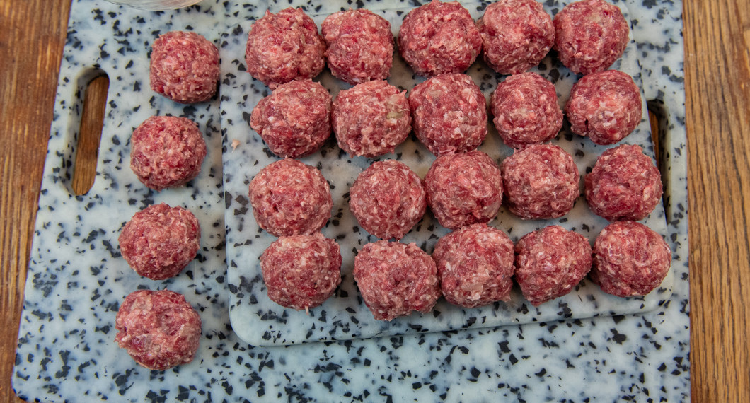 Viltfärsen blandas och rullas till köttbullar. 