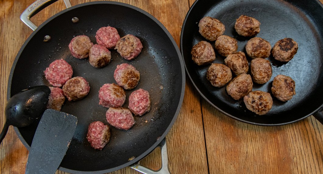Stek en omgång köttbullar i taget och lägg över i en annan panna. 