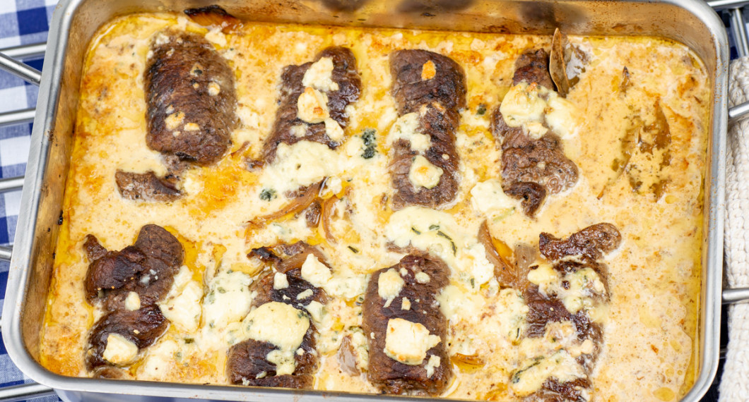 Älgrulladerna i form med sås runt om