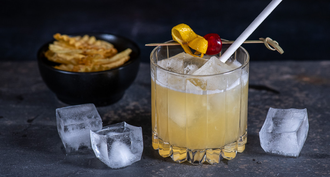 Amaretto Limoncello Sour är en sötsyrlig drink med fyllig smak av mandel- och citronlikör. 