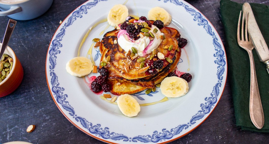 Jag serverade mina pannkakor med vaniljkvarg, sirap, banan, rårörda björnbär, hackad mandel och rostade pumpafrön. 
