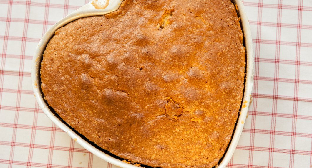 Anslag till tårta bakat i hjärtformad sockerkaksform. 