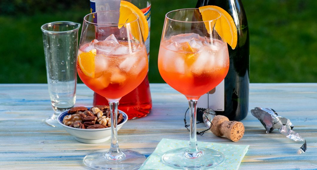 Aperol med Cava och is som fördrink, longdrink eller after dinner drink.