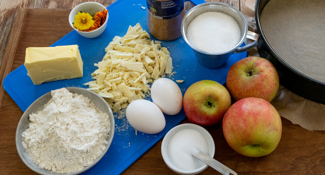 Ingredienser till äppelkladdkakan 