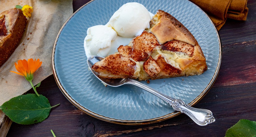 Äppelkladdkakan är god att servera med vaniljglass eller vispad grädde