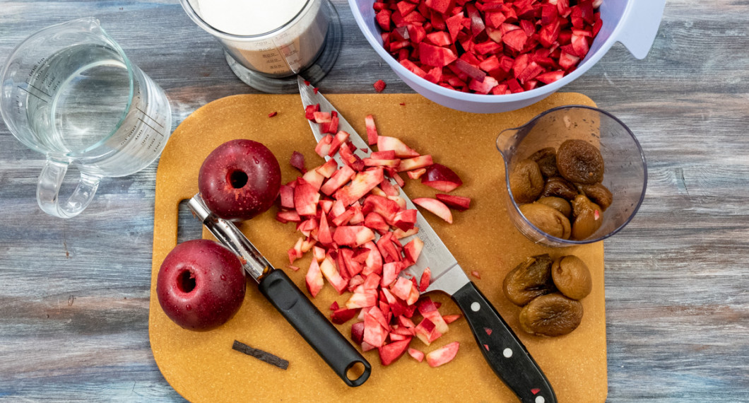 Ingredienser till marmeladen: röda rosette-äpplen, aprikoser, syltsocker, vaniljstång och vatten. 