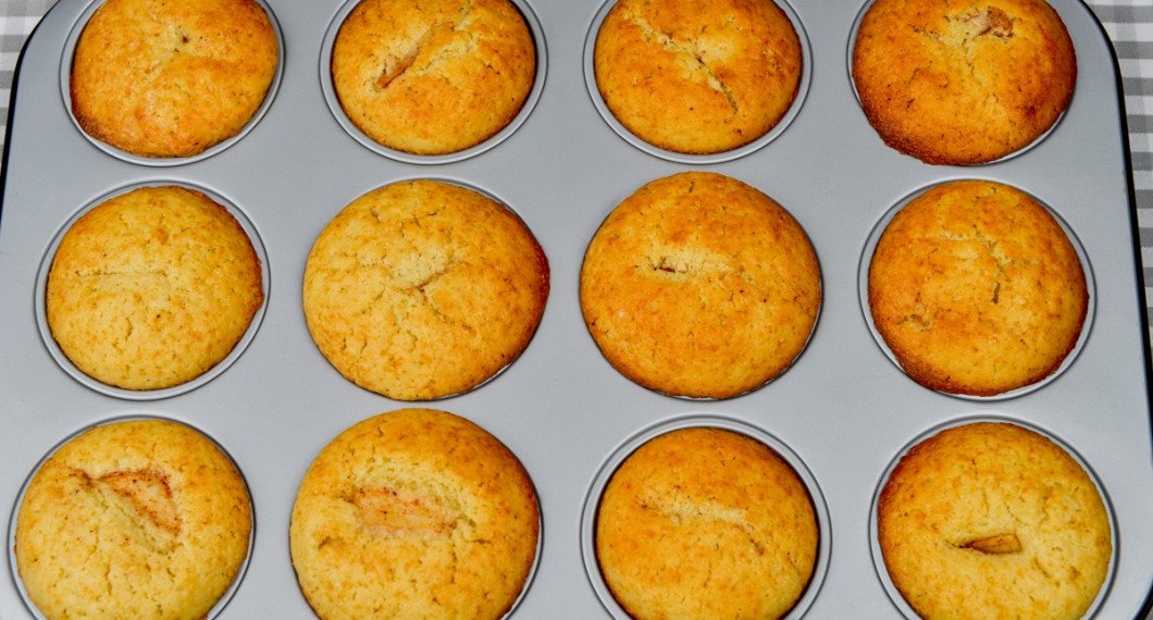 Äppelmuffins bakade i muffinspanna. 