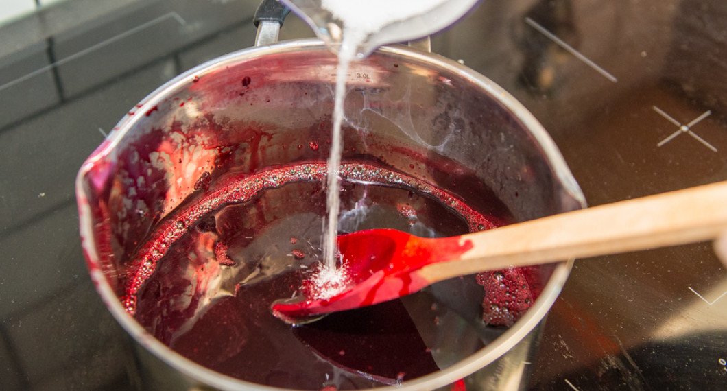 Mät upp saft och tillsätt socker efter mängden saft eller tycke