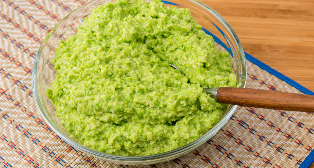 Hemgjord ärtpesto är lätt att laga - bara att mixa ärtor och lite annat gott.