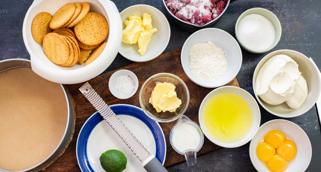 Till cheesecaken behöver du en springform, Digestivekex, smör till botten och kaka, vaniljsocker, lime, mjölk, äggvitor, äggulor, vetemjöl, cream cheese och socker. Samt hallon och socker till servering. 