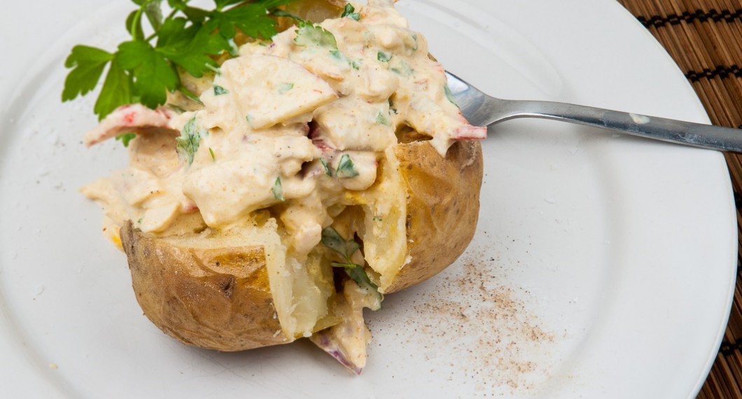 Bakpotatis med krämig röra med kyckling och crème fraiche. 