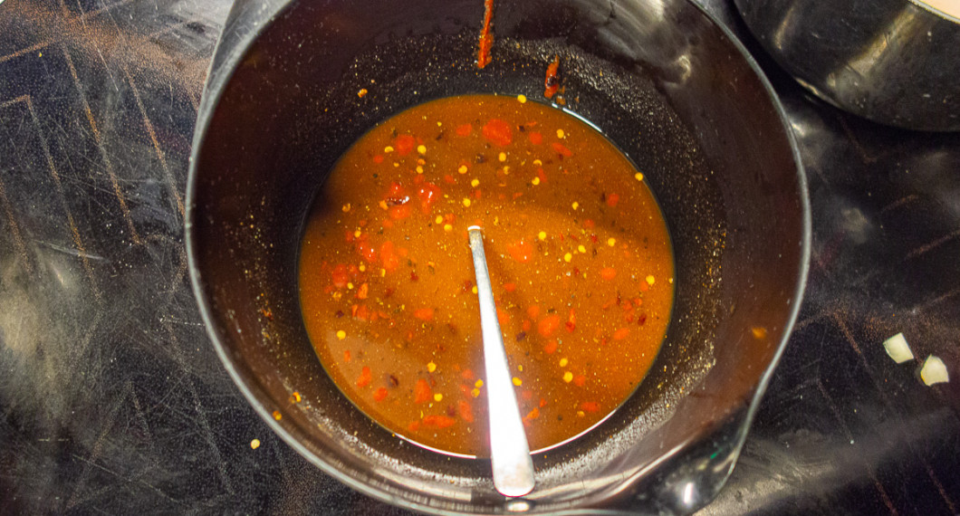 Mät upp äppelmust, tomatpuré, farinsocker, svartpeppar, cidervinäger och mörk sirap i en bunke.  