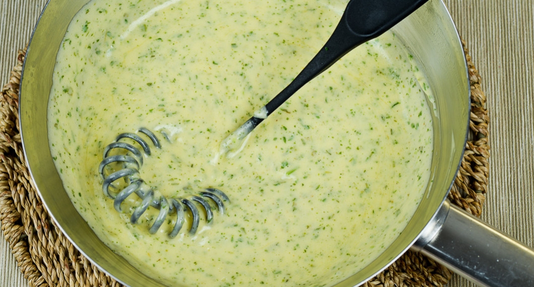 Istället för smält smör så lagas dennas variant av Bea med kallt smör i kuber som rörs i såsen och sakta får smälta under omrörning. 