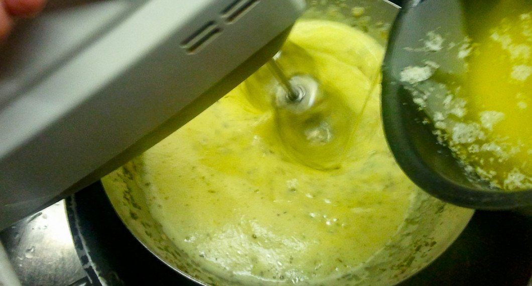 Vispa äggulor med löken och tillsätt samt vispa i smält smör lite i taget. 