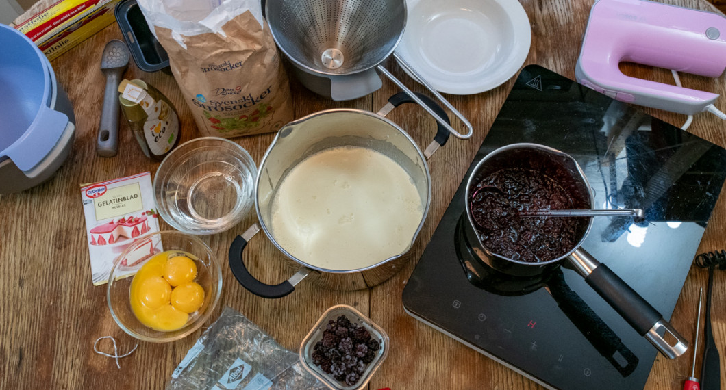 Ingredienser till björnbärsglassen - gelatinblad, äggulor, honung, socker, grädde och björnbär. 