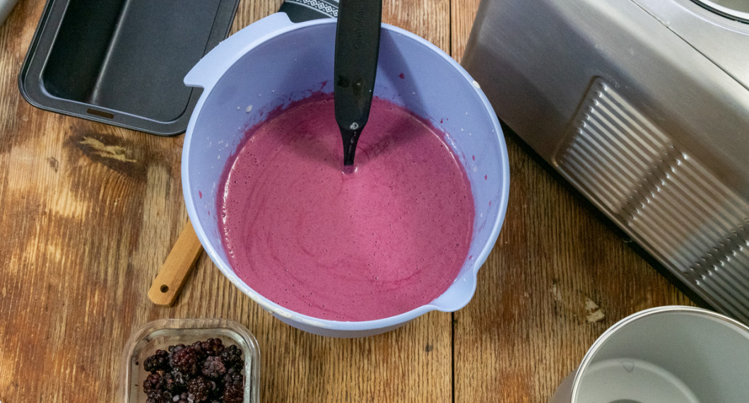 Glassmeten med björnbär i skål som får vila