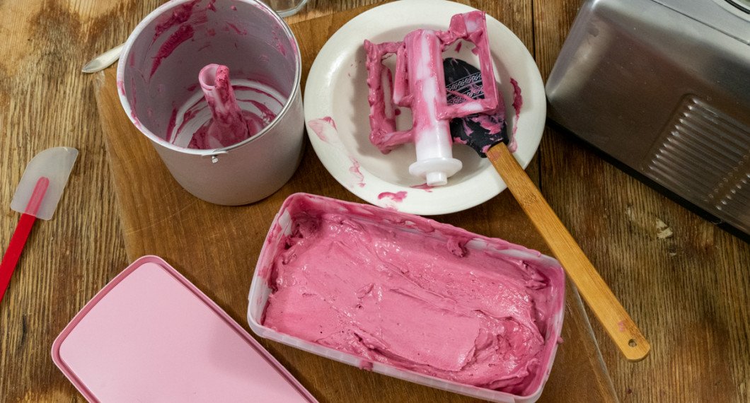 Nygjord björnbärsglass direkt från glassmaskinen. 