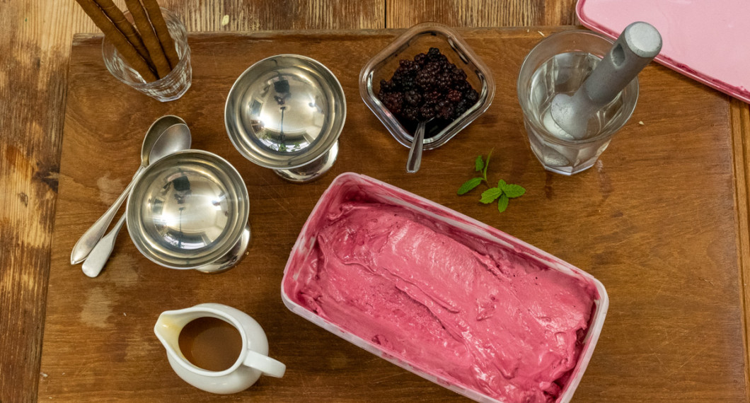 Ett serveringsförslag av björnbärsglassen är att ha till varm salt kolasås, extra björnbär samt glassrån och myntablad till garnering. 