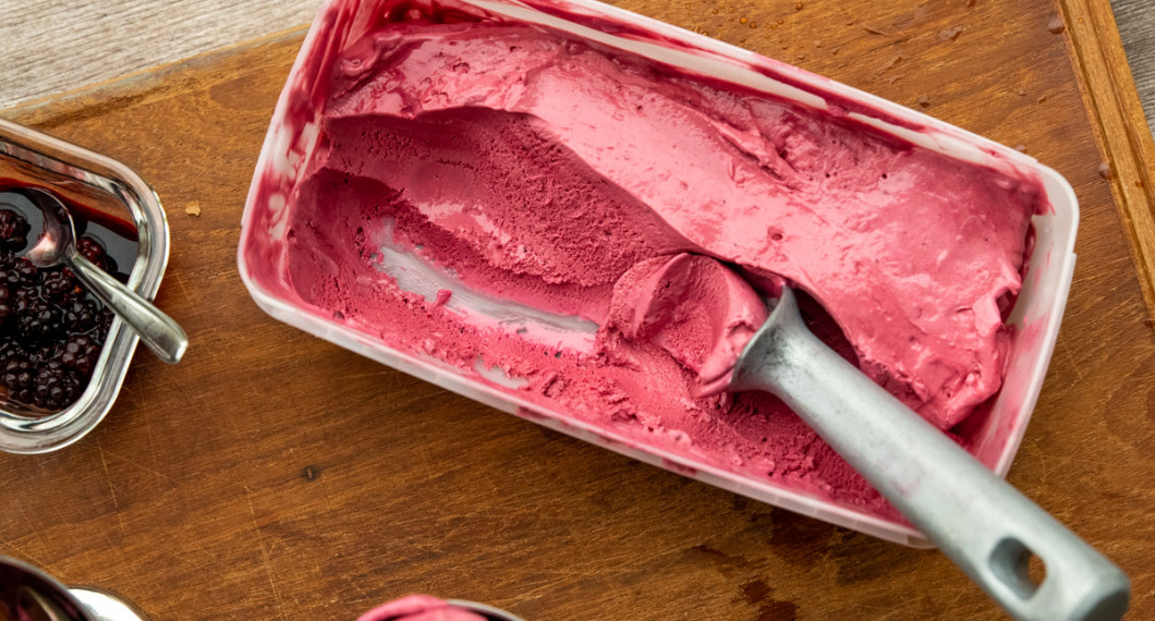 Björnbärsglass som fått frysa till några timmar i frysen. 