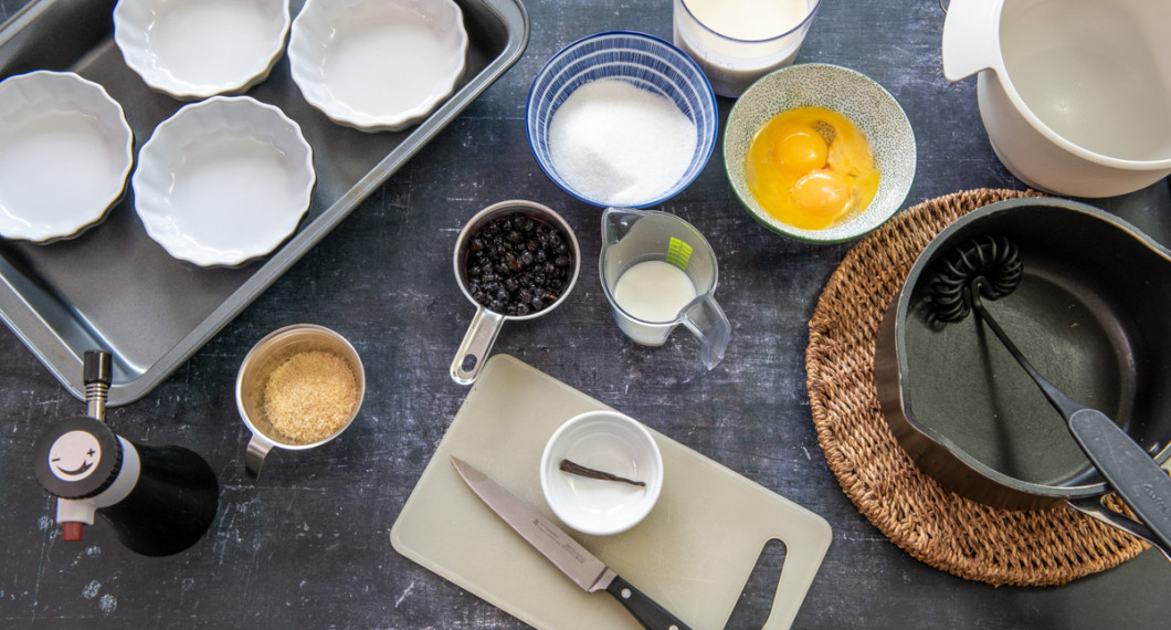 Till blåbärsbrûléen behöver du formar, ugnsform, vatten, råsocker, gasbrännare, strösocker, grädde, mjölk, blåbär, vaniljstång, äggulor, bunke samt en kastrull. 