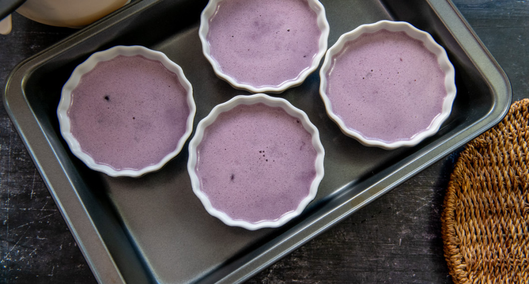 Fördela smeten i ugnsfasta portionsformar. Placera i en ugnsform och häll hett vatten runt. 