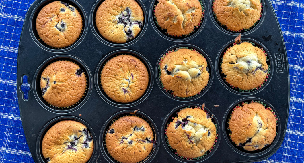 Baka gärna muffinsen i muffinsformar av papper i omgångar i en muffinsplåt så håller de formen. På bilden i små muffinsformar till vänster och medelstora formar till höger. 