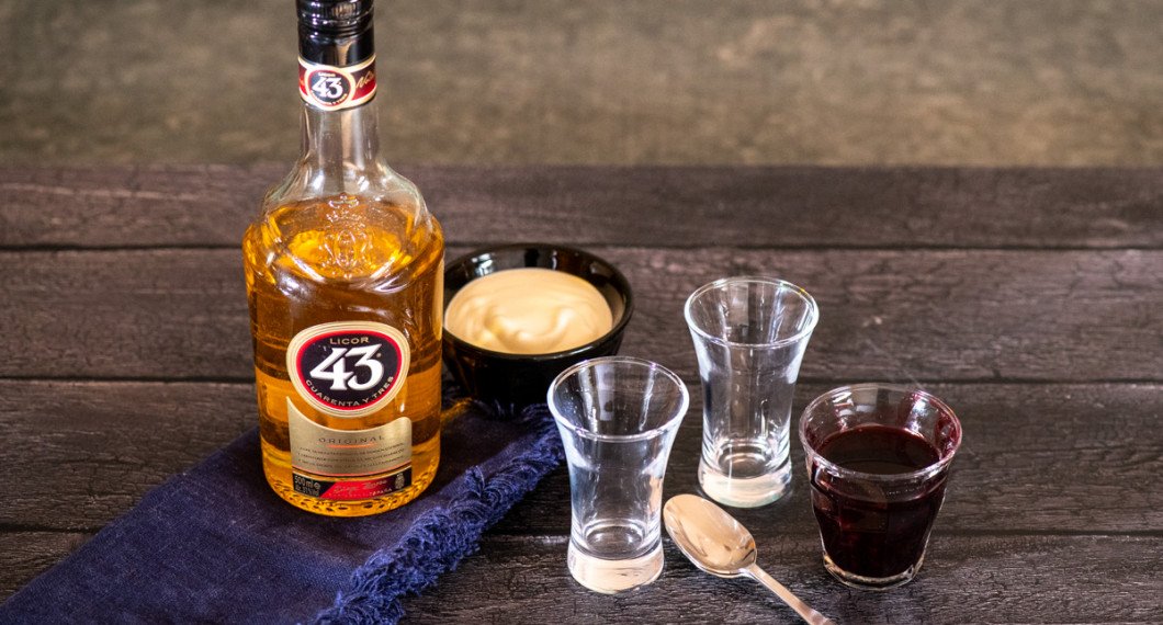Du behöver Licor 43, lättvispad grädde, shotglas samt blåbärssoppa. 