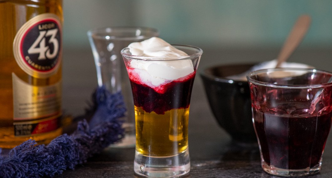 Häll först i Licor 43, sedan försiktigt blåbärssoppa och toppa med lättvispad grädde. 