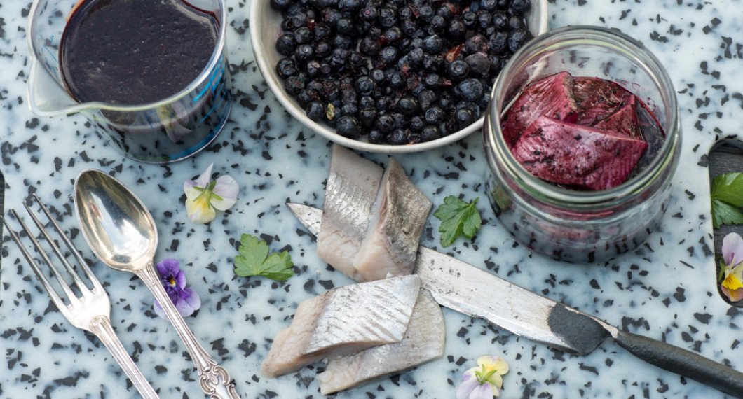 Blanda sillen med mixade blåbär och inläggningslag - vips så har du blåbärssill. 