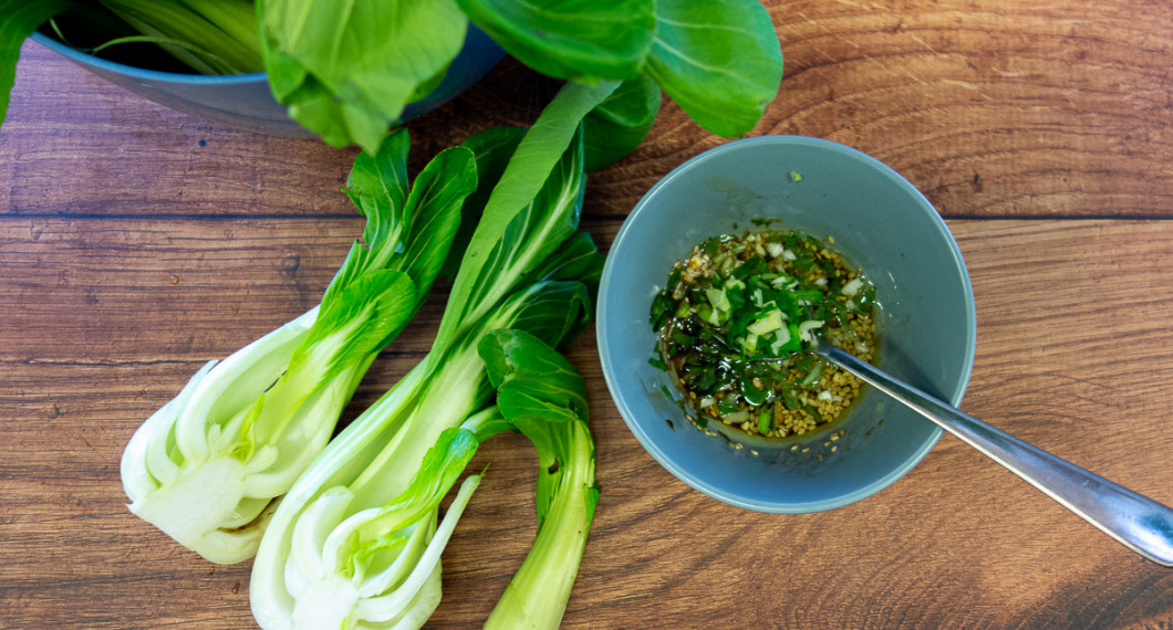 Bok choy sköljs och delas i bitar och marinaden förbereds i en skål. 