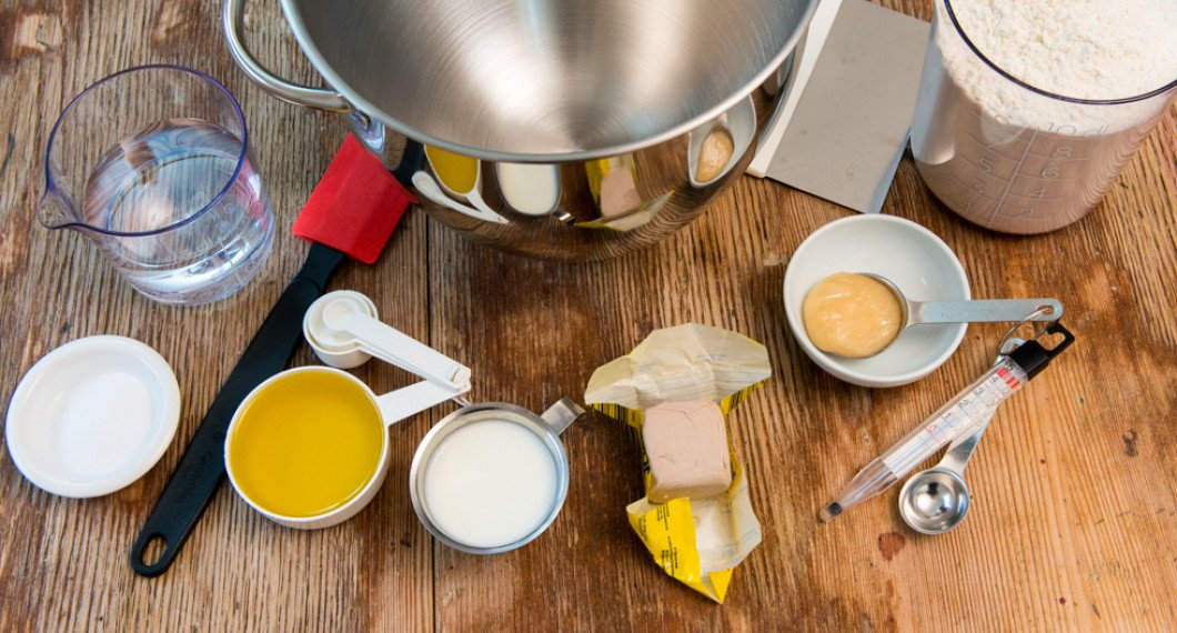 Ingredienser till ett bröd med jäst. Vatten, salt, honung, naturell yoghurt eller filmjölk, färsk jäst, honung och vetemjöl special. Degbunke, degskrapa, slickepott, mått och termometer är också bra att ha. 
