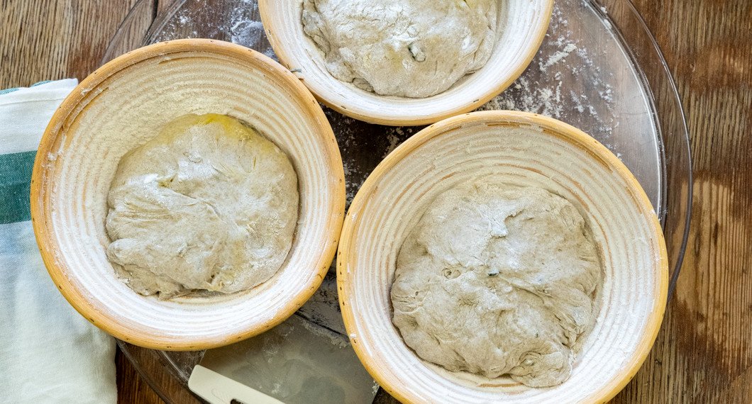 Degen jäser i degkorgar. 