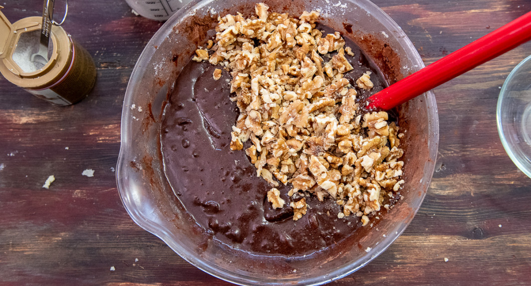 Tillsätt hackade valnötter. 