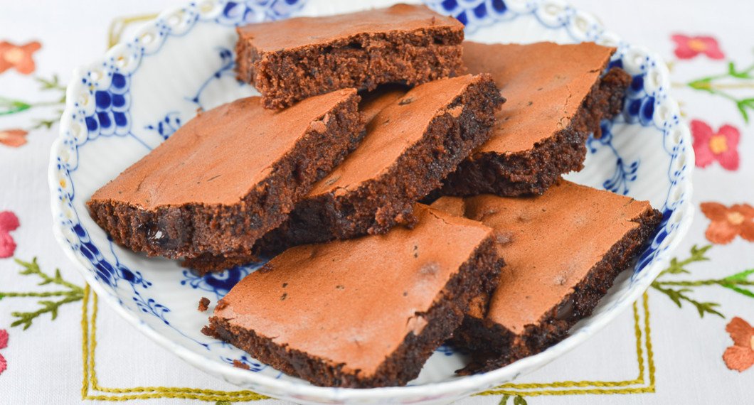 Brownies serverade på fat till fika