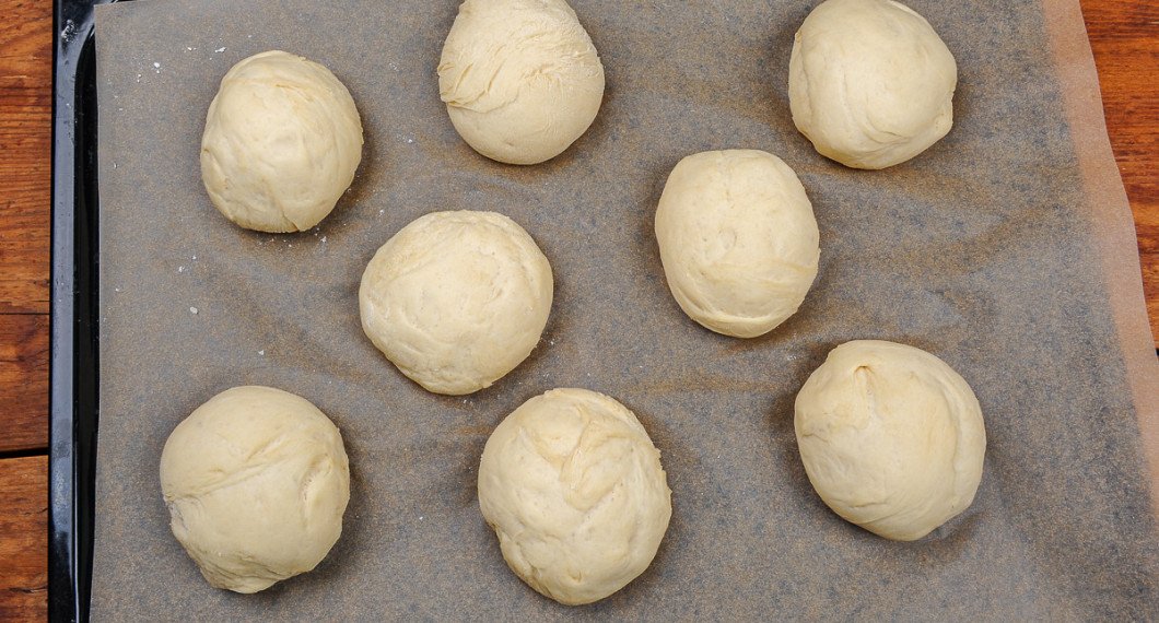 Bullarna till semlorna på bakplåtspapper på plåt får jäsa. 